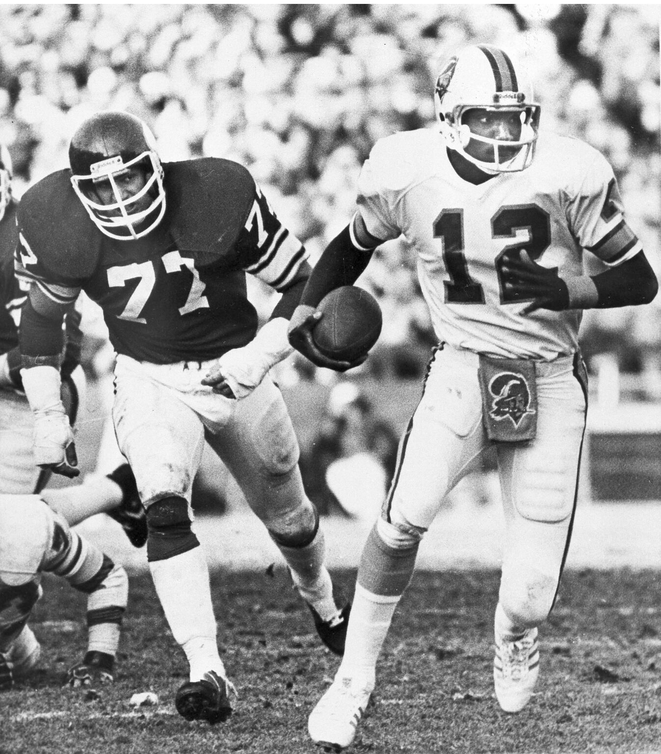 1980: Bucs' Doug Williams passes for 486 yards, 4 TDs in loss to Vikings